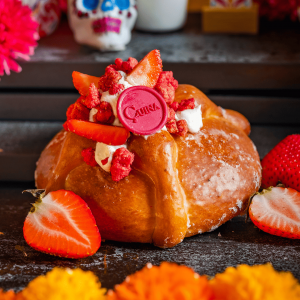 Pan de muerto cheescake y frutos rojos