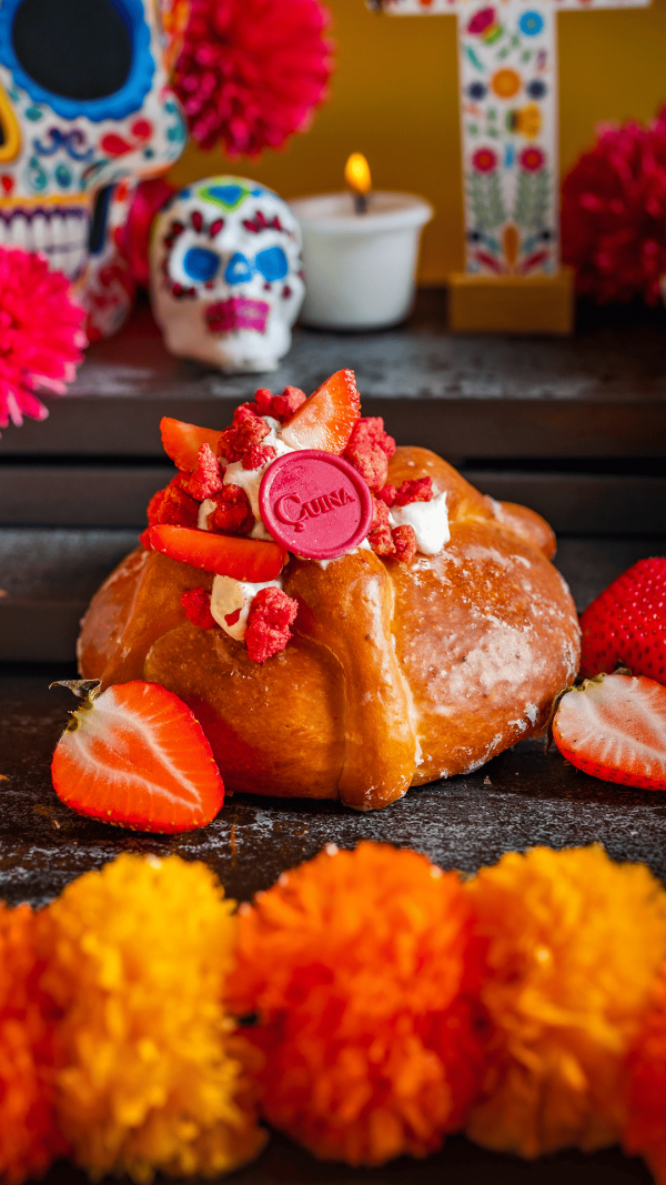 Pan de muerto cheescake y frutos rojos